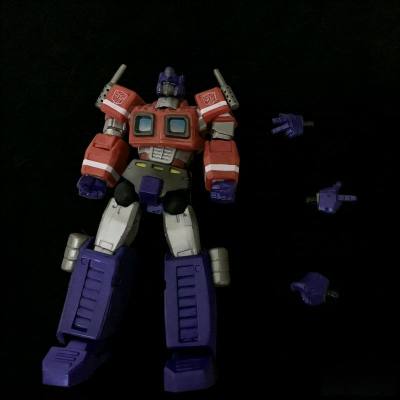 这次分享的是山口式g1形象的变形金刚擎天柱，威震天，通天晓，造型还原动画，整体尺寸较小，可以随身携带把玩，可动也不错，感谢挖煤姬让我买到了如此好物