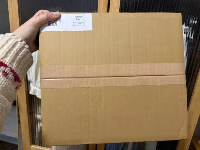 之前经常用ep后面突然取消了一段时间，
这次看到又可以发了赶紧试试，
还是一样又快又方便，ems的速度但比ems便宜。
这次依然是一箱子猪猪，
包装特别好外面有防水层里面是硬纸板，
用了这么多平台还是挖煤姬最让我省心。