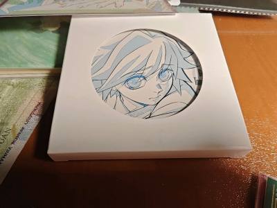 谁懂啊！漂洋过海的煤炉包裹刚拆完，我已经幸福到满地打滚了！?
 
这次本来是冲着义勇陶瓷杯垫切的，到手实物比照片还要绝，全新未拆，光下有细闪，也没有瑕疵。
 
最开心的是樱花妹塞的赠品，我直接原地起飞?
✨ 送了好多小卡，三小只还有珠氏大人的
✨ 大哥的明信片！我推...