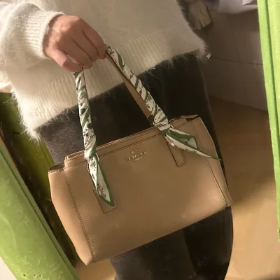 相当完美的小包～一些瑕疵无伤大雅，自己用丝巾缠了一下跟新包没什么区别。外表很干净，就一些边角的磕碰，背起来也不用心疼