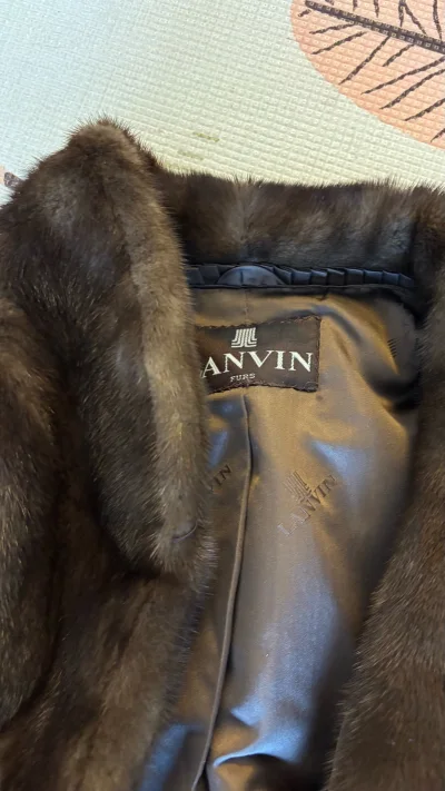 “海淘的惊喜就在于打开包裹的那一刻！虽然等待的时间有点煎熬（清关用了几天），但拿到手真心觉得——等得太值了！这件衣服的剪裁、走线、五金细节，处处都能感受到品牌的用心。材质是那种高级的挺括/柔软（根据实际情况选），和快时尚完全不同。算上国际运费和税费，性价比依然很高。...