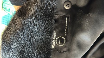 “终于收到了！衣服的质感真的没法用照片完全体现，上身效果超级好。按照尺寸表买的很合身。一次愉快顺利的海淘经历。” 国际物流比预期快，包裹完好。实物惊艳，细节做工对得起价格和等待。