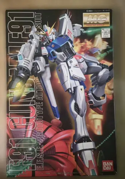 红标万代 MG F91 1.0 高达F91 剧场版，1.0的设计非常优秀，尤其是底座的妖花设计，内构非常扎实，这也是为啥1.0比2.0还要优秀的原因。