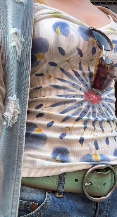 第一次用海淘软件买vintage古着小美衣～好满意呀，到手非常漂亮，上面的钻保留的都很好，扎染的图案也很特别！！水洗标什么的也都在，是正品！搭配好了超级漂亮，纯棉的居家穿也很舒适，很显瘦～选择的是拼团物流，团长很负责，物流很快，马上就收到手了！