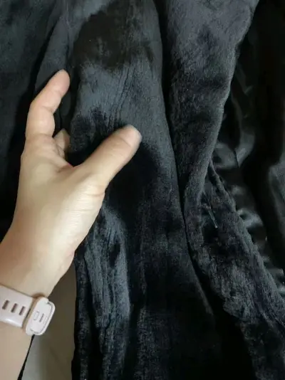 要记录一下我的第一件貂！
先是去线下海宁皮革城逛了一圈，实在是太富贵也太贵了，我更喜欢利落简洁的款式，于是开始海淘。

从1月6号下单，然后✈️，今天23号终于清关到手，真是太满意了！！

貂皮与毛毛真的巨软，纯正的可以吃完所有光线的黑，每一颗灰尘都在上面分毫毕显！...