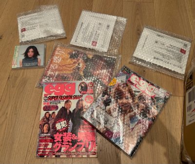 第一次用挖煤姬下单，整体体验非常满意。合单的审核、发货都非常快！物流也很快，从日本寄到英国只用了4天！收到包裹时第一感觉就是包装做得很到位，外箱结实，没有任何挤压变形的情况，内部也进行了仔细的固定。杂志和CD到手后检查了一下，状态非常好，完全没有折角、压痕或磕碰，运...