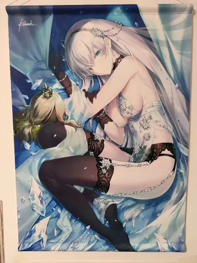 感谢竹蜻蜓挂画也能送，相比较ems便宜了很多，感激不尽帮到了大忙??。亚克力和cd盒运到时也都完好无损，合单通过也很迅速。