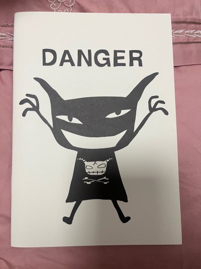 黑白配色的小本子！画满了这个邪恶的小怪物！实在是太萌了！哈哈！要用来记录什么呢？可爱的小包！是萌物的集合头像！是我翻包的必备了！