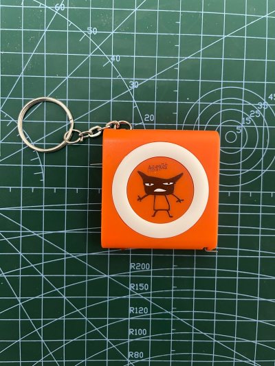 可爱的坏东西和实用的卷尺结合了，挂在包上即是可爱的装饰又是实用的物件！小小的盒子印满了这些小可爱！感觉用他们来装小物，里面的东西也变得可爱起来了！