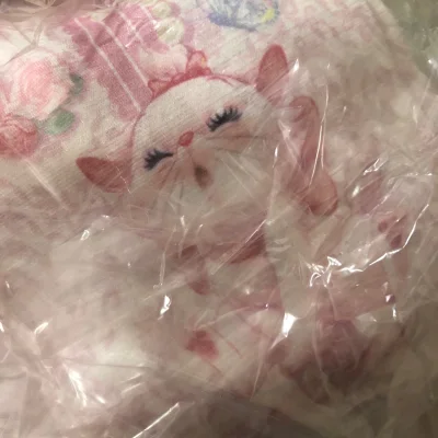 卖家发货很快，包装也很好，细节描述的非常详细，没有色差，面料很舒服，合单也非常的方便，也很实惠，方便买到更多自己喜欢的物品，总体就是很满意的一次购物！有合适的物品还会继续回购的！