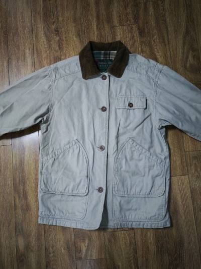 这次在挖煤姬买了很多衣服，其中最喜欢的是这个外套，它的版型宽大，质量很好，领子和袖子都有灯芯绒拼接，口袋也很多，内衬也很好看，是蓝绿格子，穿上舒服帅气，物流也很快，好评好评！！！