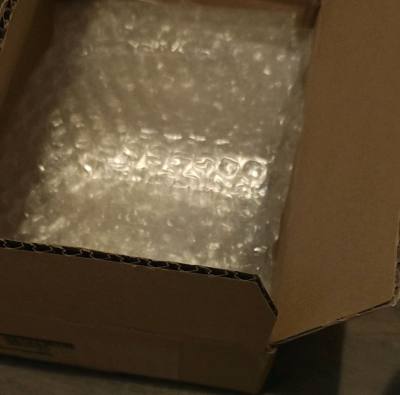 包装做得特别严实用心，里外层都有防护，缓冲垫塞得很到位，长途跨国运输下来，盒子和周边本身一点磕碰磨损都没有，到手品相完美！周边的做工质感也完全超出预期，细节精致无瑕疵，和描述的一模一样。物流速度也比预想中快，全程追踪很清晰，客服也很贴心。这次太满意了