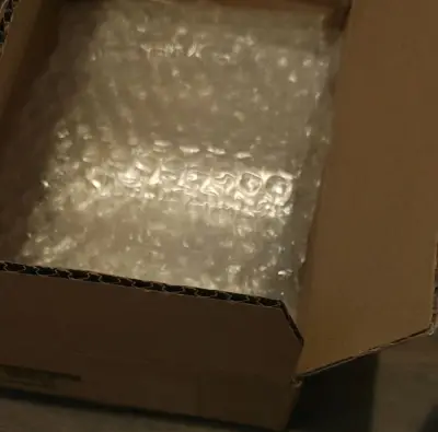 包装做得特别严实用心，里外层都有防护，缓冲垫塞得很到位，长途跨国运输下来，盒子和周边本身一点磕碰磨损都没有，到手品相完美！周边的做工质感也完全超出预期，细节精致无瑕疵，和描述的一模一样。物流速度也比预想中快，全程追踪很清晰，客服也很贴心。这次太满意了