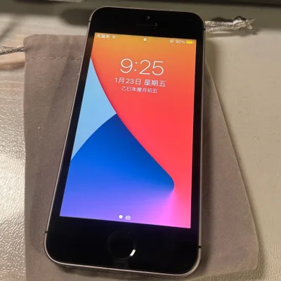 特别完美的小se 电池86% 系统14 全原装 而且包装特别严实 ems物流也很快 三天多就到了 拍照也很好看呢 终于有一部自己的小se啦?