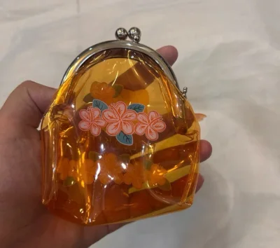 蹲了好久的三丽鸥中古hello Kitty猫小包 拿到非常开心
手拿包送了家里的长辈很喜欢
这次购物非常愉快，运输也快保存的也好
希望还能遇到自己喜欢的中古包