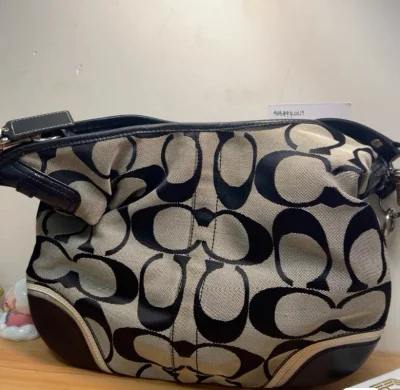 本来只想买第一款斜挎包因为成色和容量够我日常通勤使用，买完后遇到了第二只没有见过的coach包。很有特色的一只包目前还没有遇到第二支