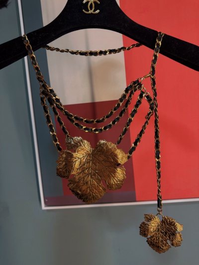 90年代的秀款大叶子腰链 很特别时髦 特别有造型感 质感也很好 很难得碰到的款式 工艺绝绝子 太适合收藏了 推荐