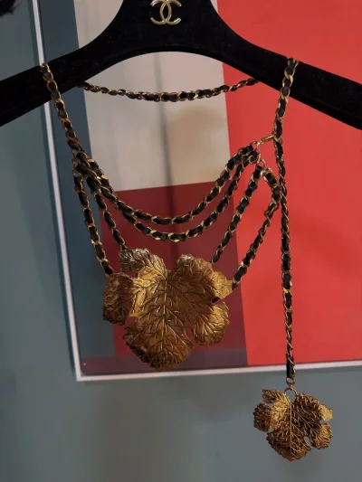 90年代的秀款大叶子腰链 很特别时髦 特别有造型感 质感也很好 很难得碰到的款式 工艺绝绝子 太适合收藏了 推荐