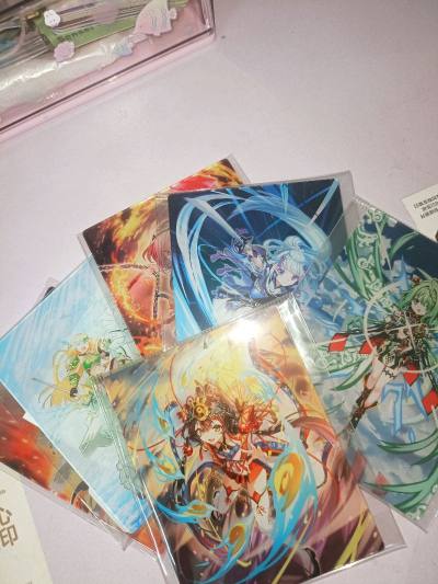 在挖煤姬上切煤特别迅速。发货的国际物流也特别迅速，追踪包裹的物流的时候真的让我特别惊喜。到手了里面的东西也包的很严实，十分可爱的立牌和小卡，他们都能安全到家真是太开心了