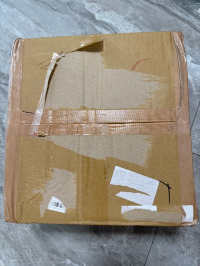 包装箱底部有一块割掉了，可能是为了平，但是也导致箱子运输中有点变形，有两张冲顶封套破开，但是整的来说还行，比想象中好了。