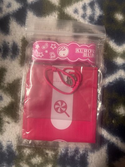 在挖煤姬淘了三个趴趴和多款周边，体验超赞！下单流程简单，合单发货超高效，物流轨迹实时可查超安心。打包特别用心，层层气泡膜防护，趴趴和周边都完好无损，无任何磕碰瑕疵。商品和描述一致，全程不用操心，二次元日淘选挖煤姬太靠谱了，下次还来！