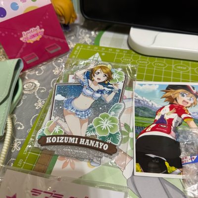 这次在挖煤姬下单的花阳这套周边真的太惊喜了！
收到的时候包装得特别严实，一点磕碰都没有。亚克力挂件的图案清晰，色彩鲜亮，和官图完全没差，做工特别精致，摸起来手感也很棒！
还有附赠的小卡片和其他周边，都完好无损，满满的都是幸福感?。物流速度也比我预想的快很多，客服也很...