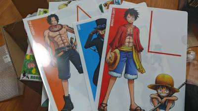 这次切了很多海贼王三小只的文件夹 都超级萌 东西也没有少 还有两个很稀有的垫板 一些古早小卡 都超好看～喜欢 