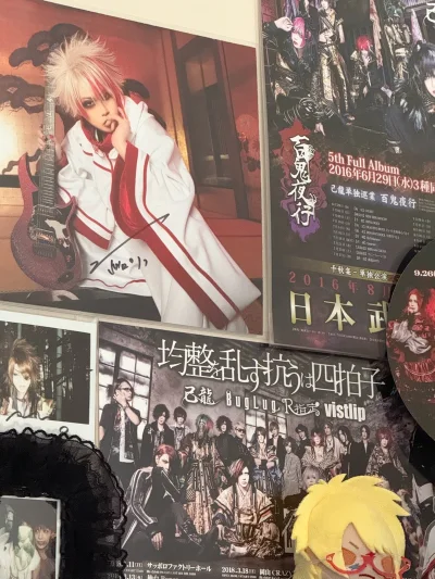 切了很多海报！贴在墙上很帅…心情都好了！还切了几件我推自主品牌的t恤…?没想到竟然自己还创立品牌了 好厉害(´O｀)虽然摸起来质量就那样…还是帅帅的很安心???下次见面就穿！哦对还买了写真集…?