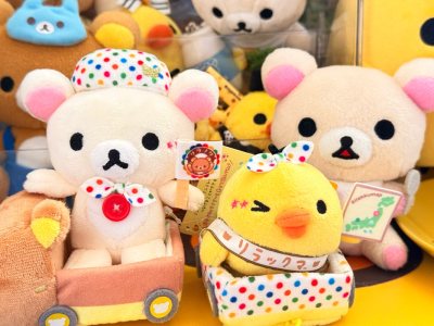 救命！这次在挖煤姬淘到的熊妹和鼻孔鸡，简直是可爱到犯规！！? 熊妹的绒毛软乎乎的，戴着彩色波点小帽子，还坐着可爱的小车车，细节满满，完全戳中少女心～鼻孔鸡也超级萌，闭着一只眼睛的傲娇表情，搭配同款波点小车，摆在桌上看着就心情变好。
必须吹爆挖煤姬的神仙服务！? 包装...