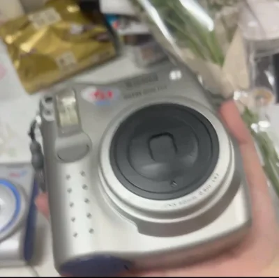 国内一到过年过节，拍立得就很贵
而我又是拍立得收藏癖爱好者
选择挖煤姬海淘回来
加上税也比国内便宜
我爱挖煤姬