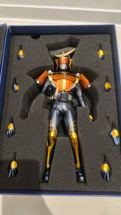 rah假面骑士铠武，rah假面骑士01，rah假面骑士强袭悠，全配盒说全，除了有瑕疵其他没什么毛病，价格太优惠了，服务也好