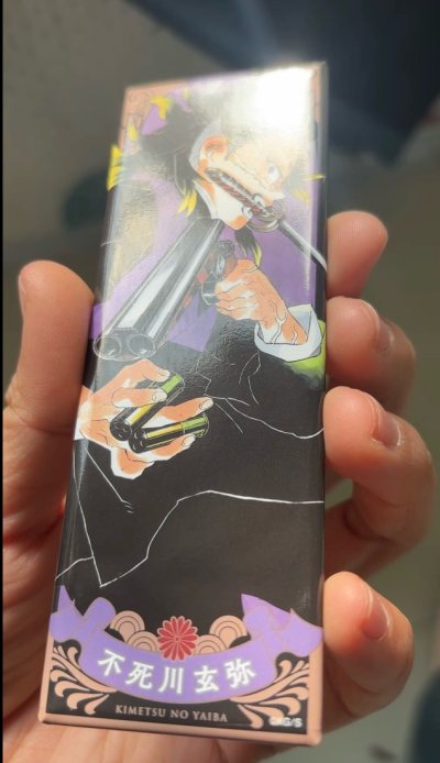 这次收的不死川玄弥周边直接戳中本命心！那个绘札徽章的印刷太绝了，暗纹和色彩都完美还原原作画风，拿到手质感超棒；还有这套迷你小手办，Q版造型萌到犯规，细节做工都很精致，摆在桌上每天看着都开心。平台物流也很靠谱，包装严实到手毫无损伤，客服回复也快，购物体验直接拉满！以后...