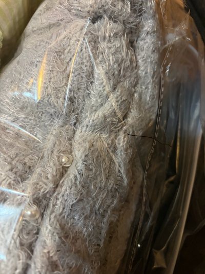 这件毛绒针织衫真的超出预期！拿到手包装得很严实，拆开后摸着软乎乎的，完全不扎皮肤。珍珠扣的设计精致又温柔，浅灰色调很百搭，单穿或叠穿都好看。上身慵懒感拉满，保暖性也足够应付深秋的风。