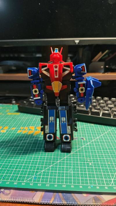 终于收到了心心念念的光战队minipla,五功斗士食玩，成色上面非常棒，可惜有缺件，价格有点贵，不过东西真的非常漂亮，无数人的童年回忆