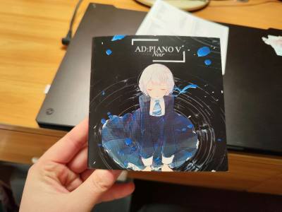 本来很担心专辑会碎，工作人员很贴心地在盒子上标明了易碎，泡泡纸给的也很足，专辑完好无损，时效也很快两个星期就到手上了。