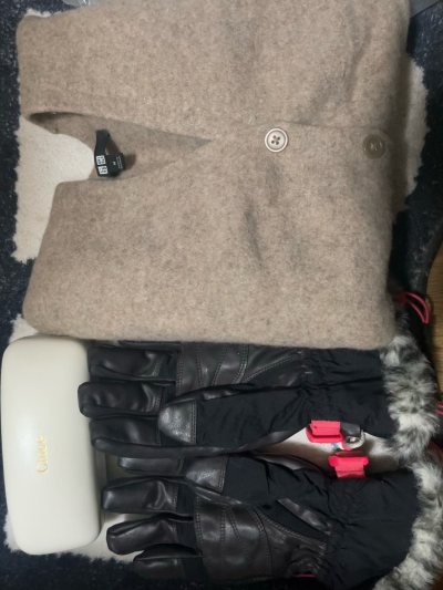 在挖煤姬买到了超喜欢的墨镜！！！
挖到了Chloe 的绝美墨镜，可以说是全新的，
好美！喜欢喜欢
优衣库的百分百羊毛衫，太实惠了，非常好看，而且很
还买了一副毛皮手套，保存得很好
快递选的EPL航空，还蛮快的