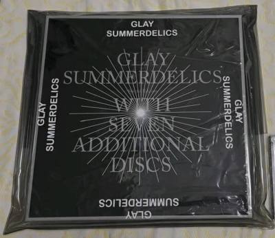 GLAY官网早就售罄了，半价买到几乎全新的绝绝子，完全与拍下的照片一致。这一盒就差不多10斤，本来还担心运费很贵，意外的用echo空运算下很划算。各位兄弟姐妹们买碟子强烈推荐echo，速度很快还便宜！