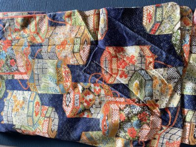 图案很多，细节都不一样，摸上去很有质感，有一半定位线，贝桶上面有金彩！包装完好，有保护措施，快递员送的很快！