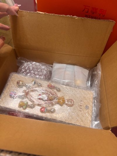 第二次购买了，这次收到的包裹比上一次包得更紧实，而且每一件都包得特别好，而到手的玩具们完全就是让人安心的程度，没有一点一次和磕碰?