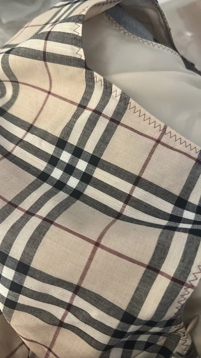 这条裙子不愧是大牌连衣裙，非常的貌美。品相好，而且尺码标准，剪裁也是一级棒！很优惠的价格就拿下了，很期待夏天穿上它～