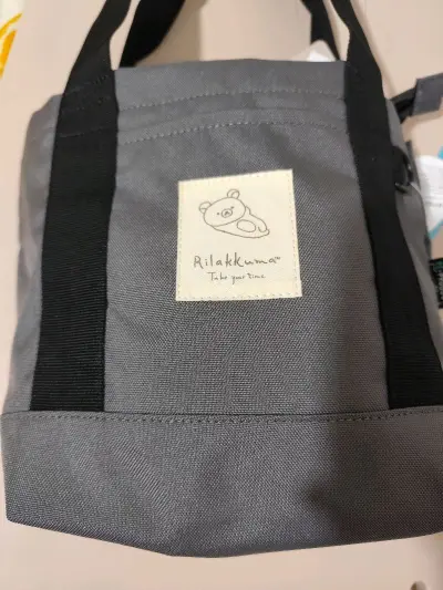 带有防水功能的轻松熊手提袋，可以装水杯，雨伞。
可爱的基础花朵系列卷毛熊妹挂件，一次入了两只。竹蜻蜓速度快，包装好。