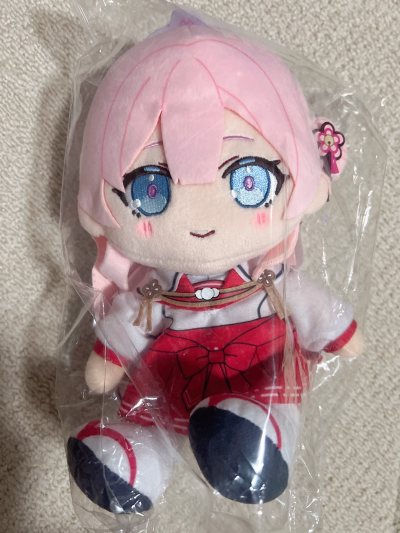 这次在挖煤姬淘的少前海外服一周年吧唧套装挺划算，ba三森毛绒价格也挺好，拿到手萌翻了，你是一个毛茸茸的宝宝呀～从下单到收货比想象中顺利，包装严实一点没压坏，感觉钱包又要捂不住了