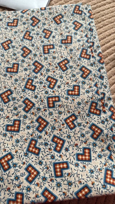 这次有很多小东西，好多餐具以及梳子这些都很可爱，也寄回来了一些比较重的布料，收到了真的太心水了，东西都很好