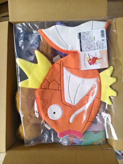 总花费550，没有选择任何加固但包的还是很严实，光包的泡泡纸都拆了半天。不是闪光鲤鱼王有点可惜。伊布和烛火灵的两个大毛绒，米粒龙、朱紫电耗子、仆刀将军的1阶段三个小毛绒还有一堆时尚小垃圾，对比宝上海的福袋良心太多了。