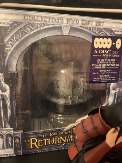 作为指环王的粉丝，对于中土世界的着迷从未缩减，印象最深刻的是关于白城的记忆，为了找到那个很早出版的DvD，也是等了许久，这次在挖煤姬上圆上啦