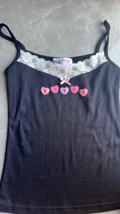 多次购买，katie永远会被期待！状态也特别好！非常难得的购物平台！感谢能让我买到心仪的衣衣，希望能有更多的宝贝值得被淘！以后还会继续关注支持哒！