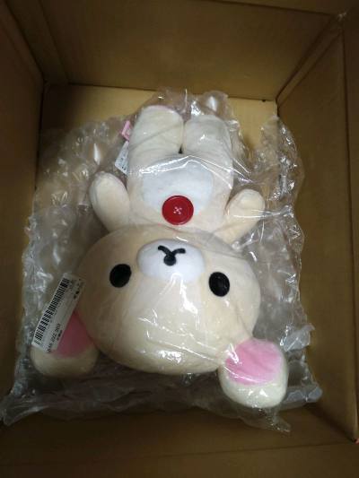 最近入的实用萌物，站姿M号基础熊妹我见犹怜，轻松熊哥电脑包可爱实用，而且厚厚的，可以保护电脑。竹蜻蜓依旧是挖煤姬海淘后运回家的首选，泡沫多，保护好。