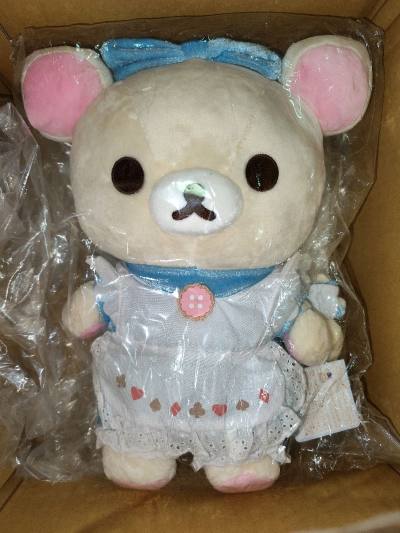 最近入的实用萌物，M号爱丽丝梦游仙境熊妹终于圆梦，轻松熊黑色防水的电脑包可爱实用，而且挺能装的，可以装文件，笔记本电脑。竹蜻蜓依旧是挖煤姬海淘后运回家的首选，泡沫多，保护好。