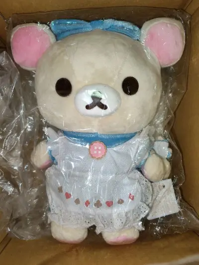 最近入的实用萌物，M号爱丽丝梦游仙境熊妹终于圆梦，轻松熊黑色防水的电脑包可爱实用，而且挺能装的，可以装文件，笔记本电脑。竹蜻蜓依旧是挖煤姬海淘后运回家的首选，泡沫多，保护好。