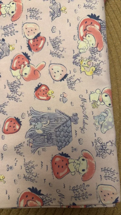 买到了居然比我年纪还要大的布料真的太喜欢了，总有一种说不出的感觉，太美好了，kitty布料很抢手但也是真的很漂亮